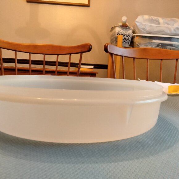 VINTAGE - Tupperware Pie/Cupcake Holder - Picture 1 of 3